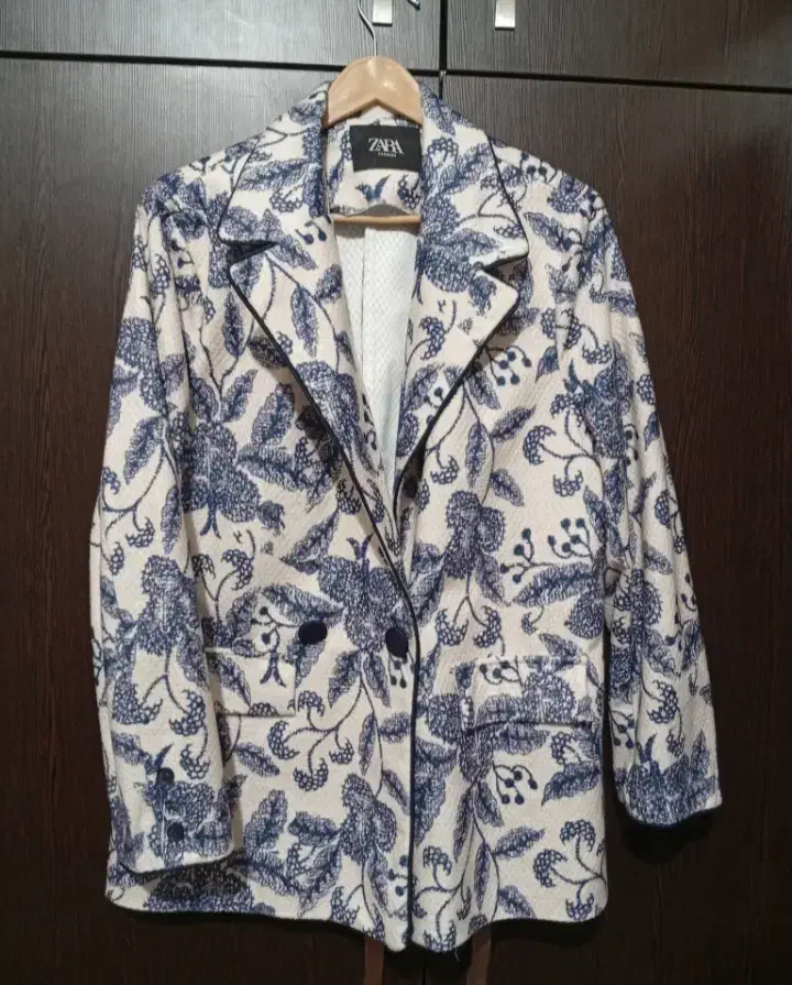 پالتو|لباس|شاهینشهر, خبرنگار|دیوار