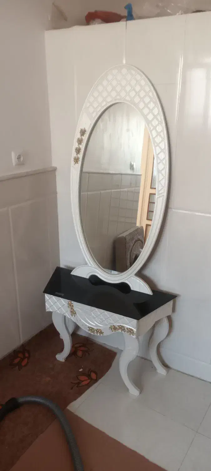 آینه با میز|آینه|قم, قلعه کامکار|دیوار