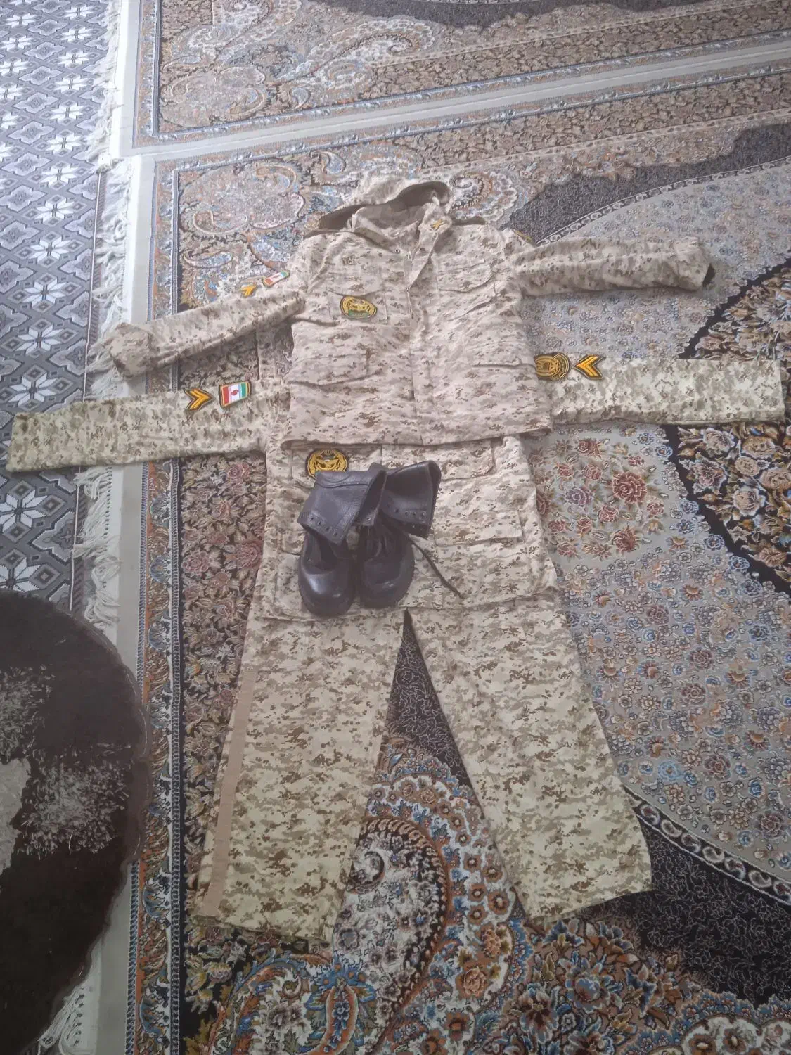 لباس و پوتین نظامی|لباس|تربت جام, شهرک آزادگان|دیوار