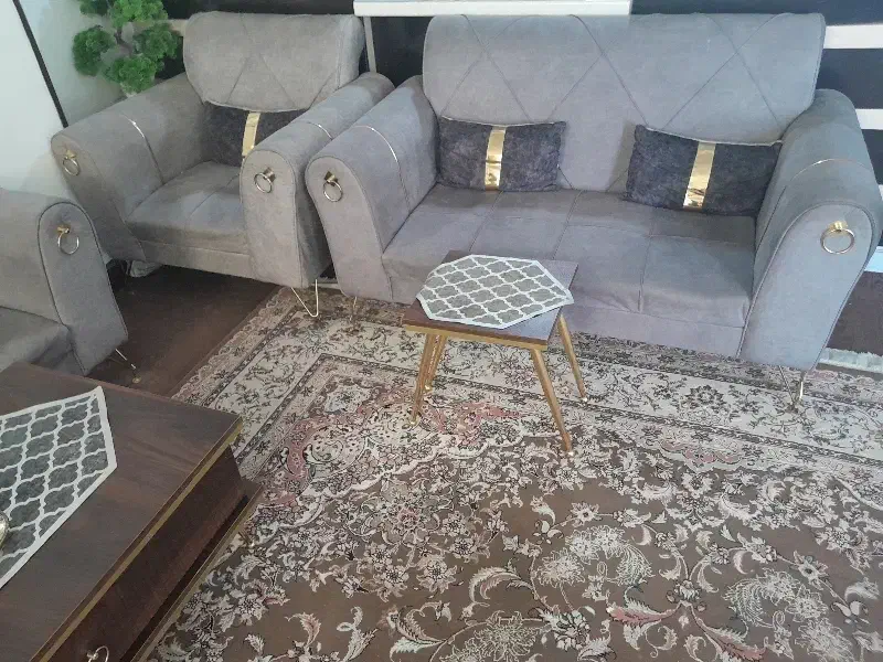 مبل طوسی همراه باجلو مبلی بزرگ ودوتامیز کوچک|مبلمان خانگی و میز عسلی|شاهین‌شهر, شهرک گلدیس|دیوار