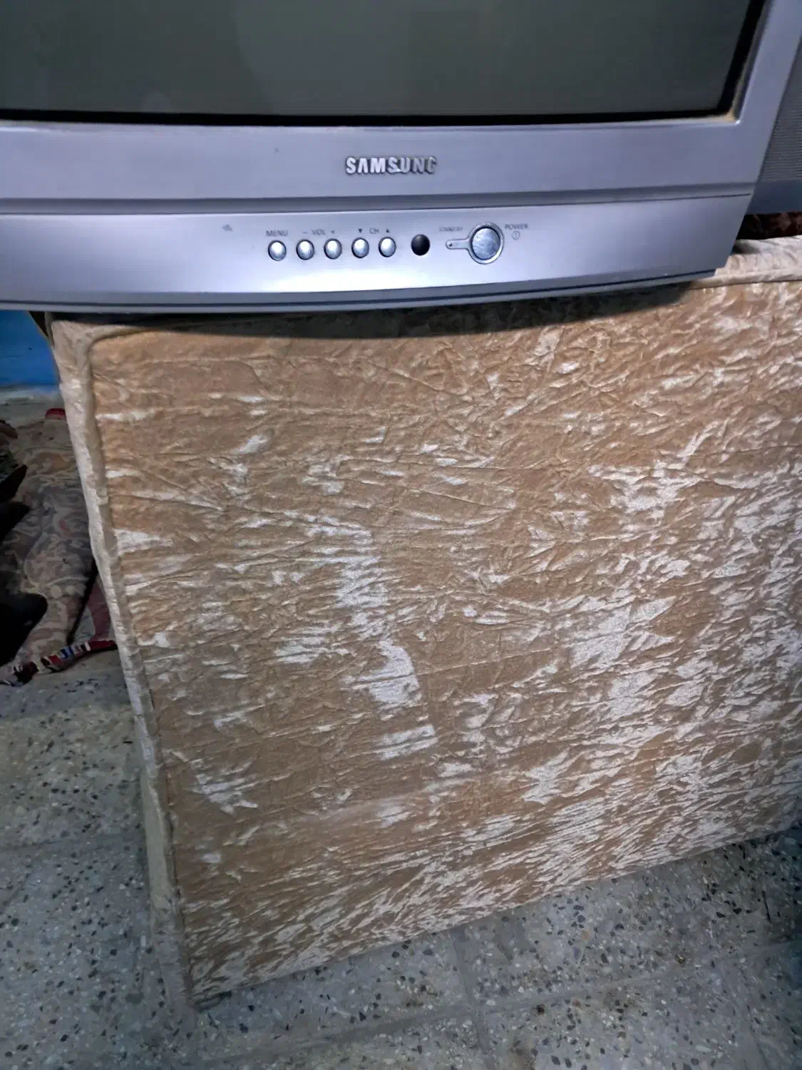 مبل سالم و شیک کار کرده قیمت مناسب|مبلمان خانگی و میز عسلی|بروجرد, |دیوار