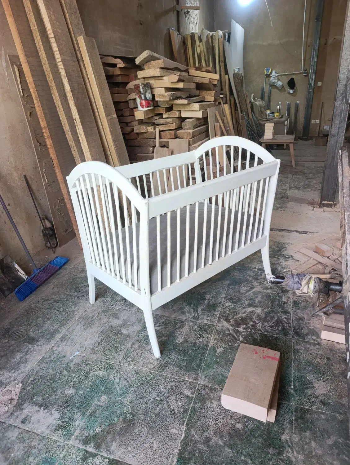 تخت بچه|تخت و صندلی بچه|رباط‌کریم, رباط‌کریم|دیوار