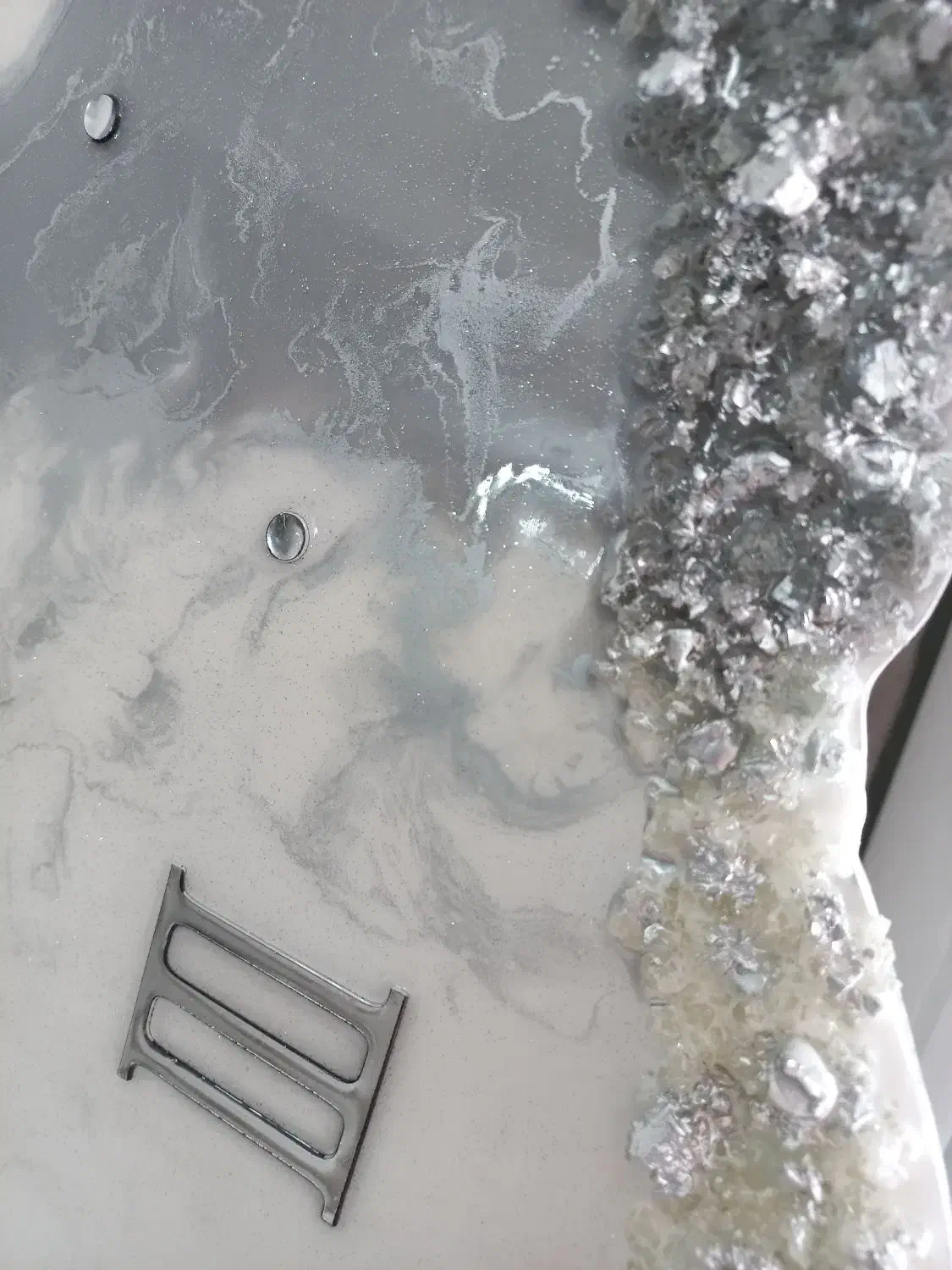 ساعت دیواری دفرمه رزینی توسی سفید|ساعت دیواری و تزئینی|کرج, گوهردشت|دیوار