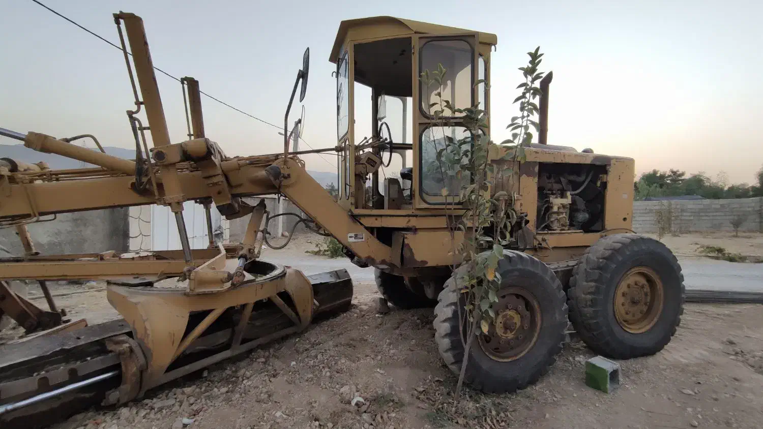 گریدر۷۰۵کوماتسو فابریک ترمز سالم|ماشین‌آلات صنعتی|شیراز, مبعث|دیوار