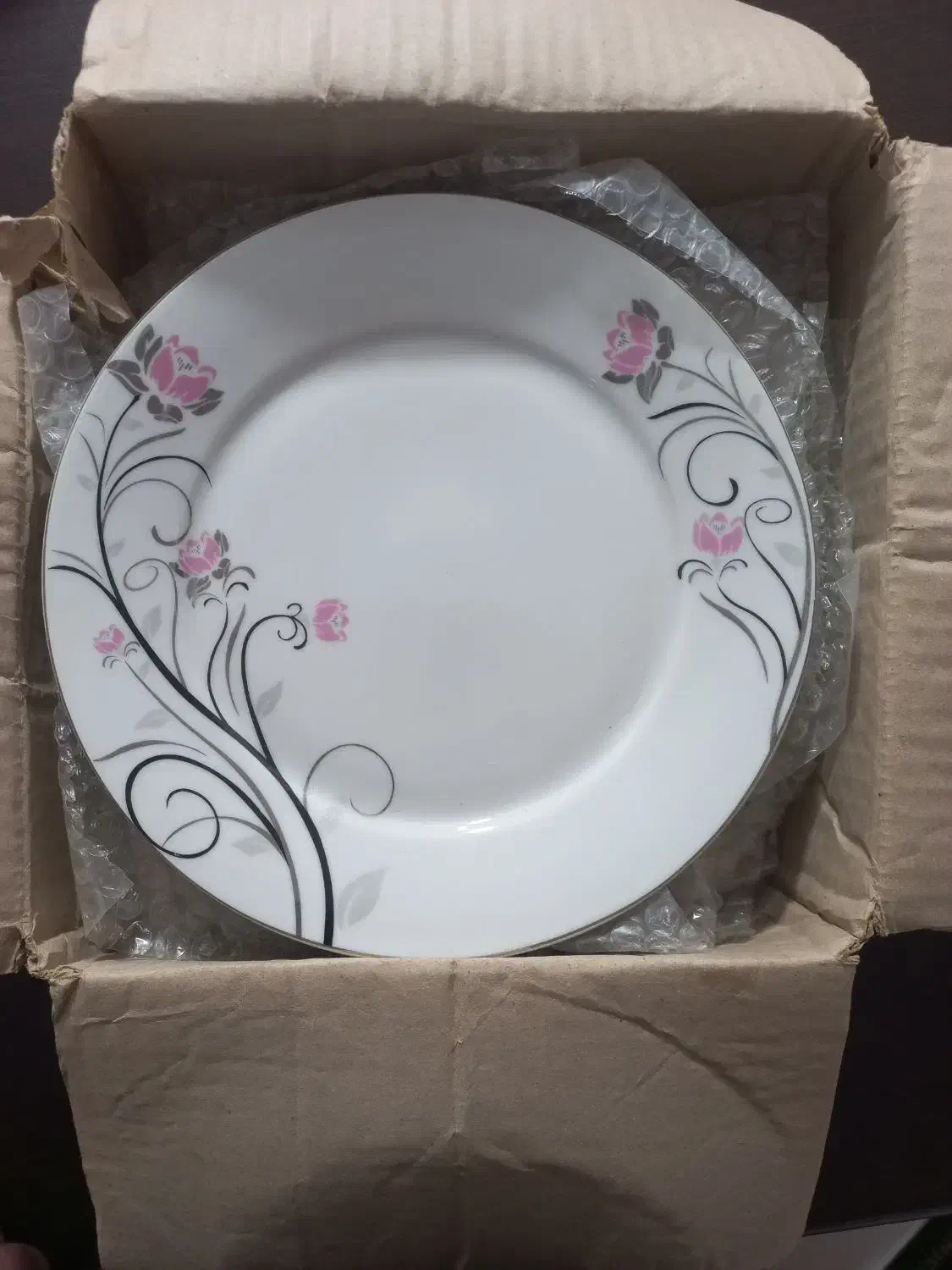 تعدادی ظرف نو با جعبه|ظروف سرو و پذیرایی|لاهیجان, کوی خزر|دیوار