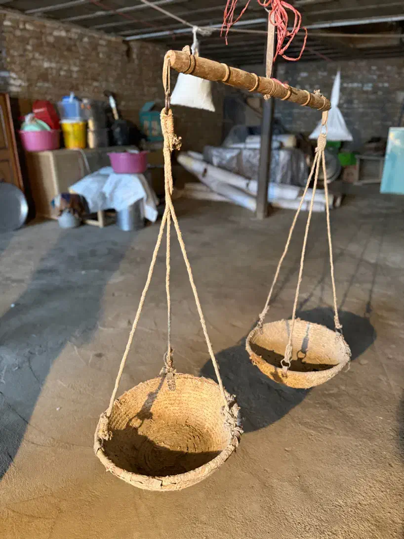 ترازو و کوزه قدیمی|کلکسیون اشیاء عتیقه|گلپایگان, |دیوار