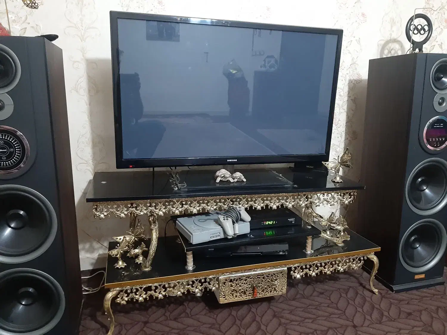 وسایل برنجی|بوفه، ویترین، کنسول|نسیم‌شهر, |دیوار