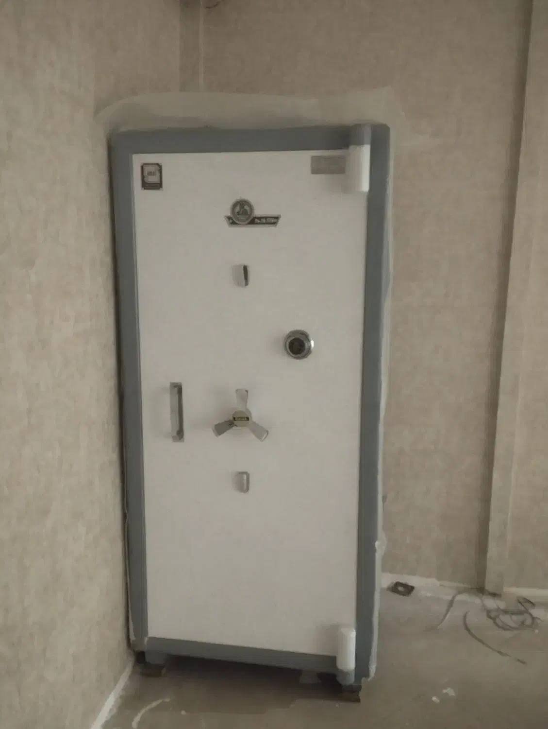 گاوصندوق 1300تنی گاوصندوق استیلی|ابزارآلات|یزد, |دیوار