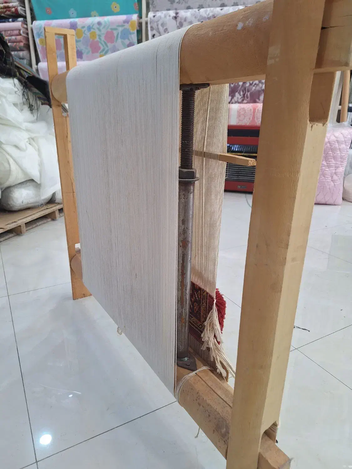 دار قالی دستباف در حد نو|فرش|میانه, |دیوار