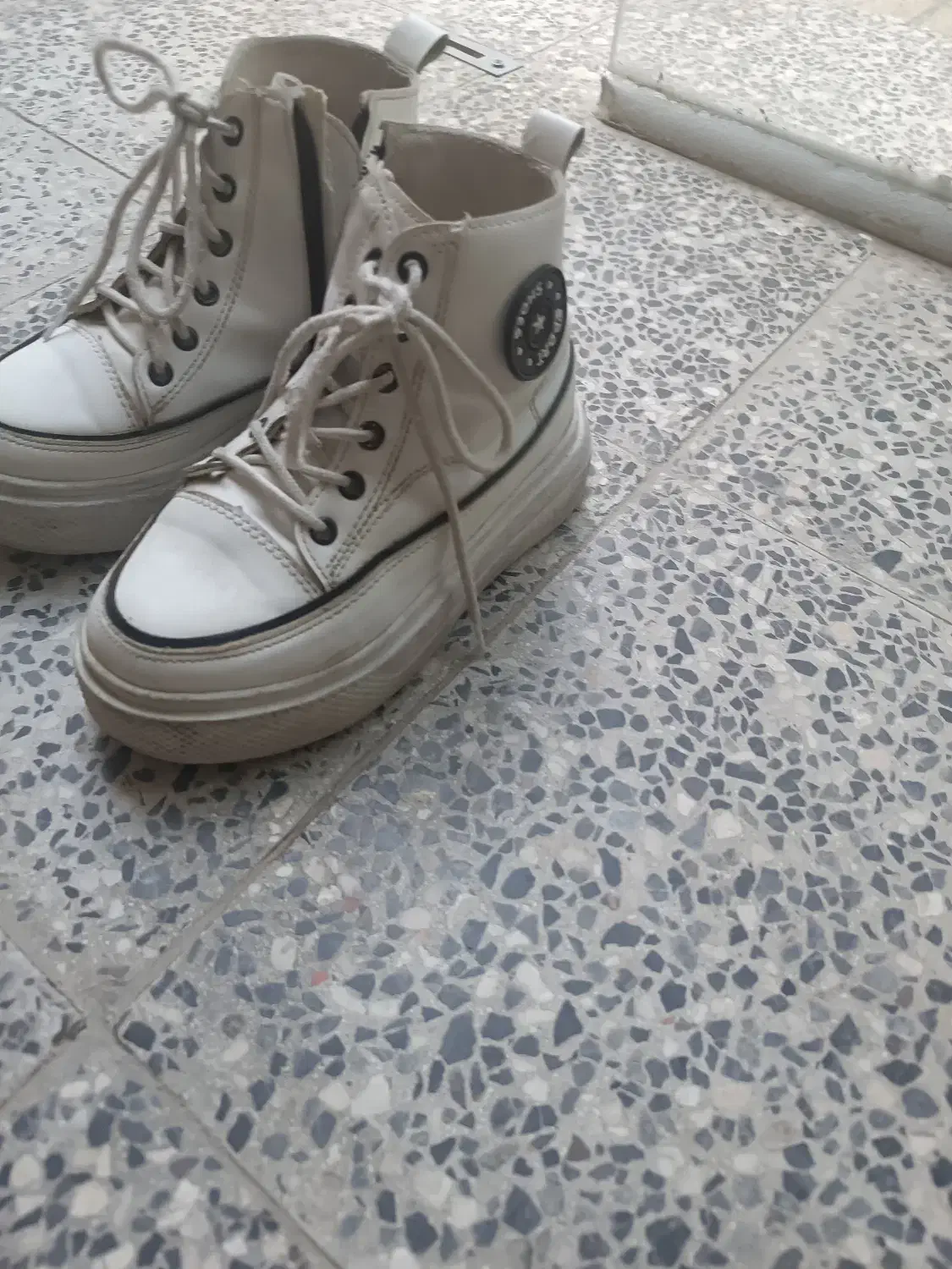 چکمه دخترانه|کیف، کفش، کمربند|اصفهان, قلعه طبره|دیوار