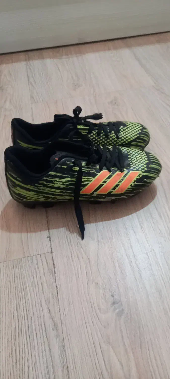 کفش فوتبال|تجهیزات ورزشی|ری, سرتخت|دیوار