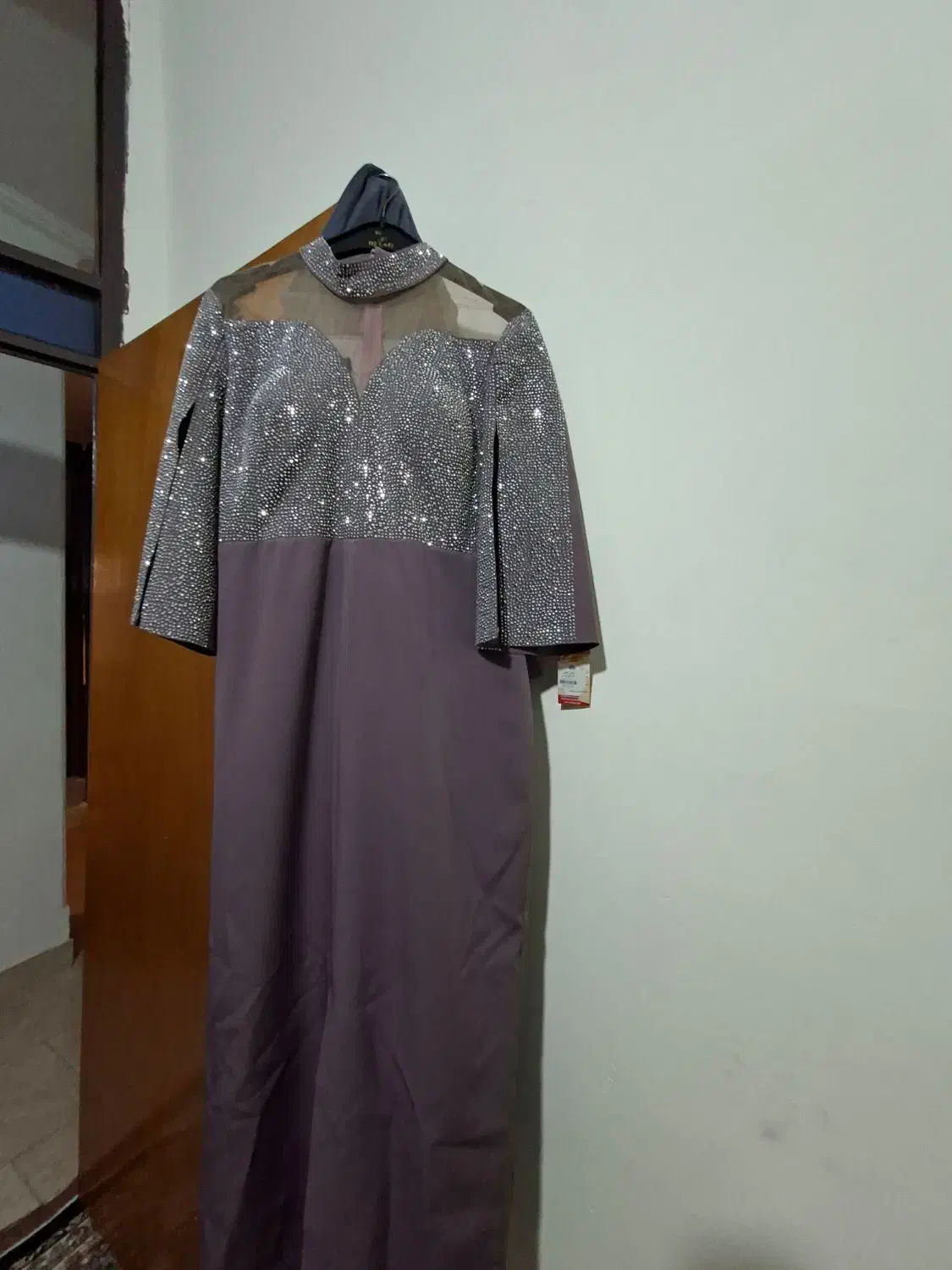 پیراهن مجلسی|لباس|ساری, |دیوار