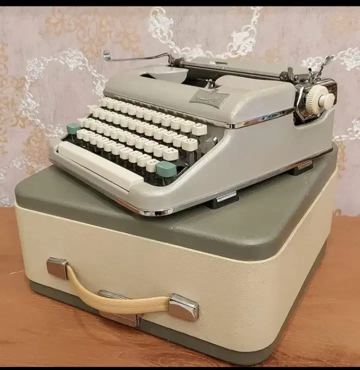 دستگاه تایپ قدیمی|کلکسیون اشیاء عتیقه|یاسوج, |دیوار