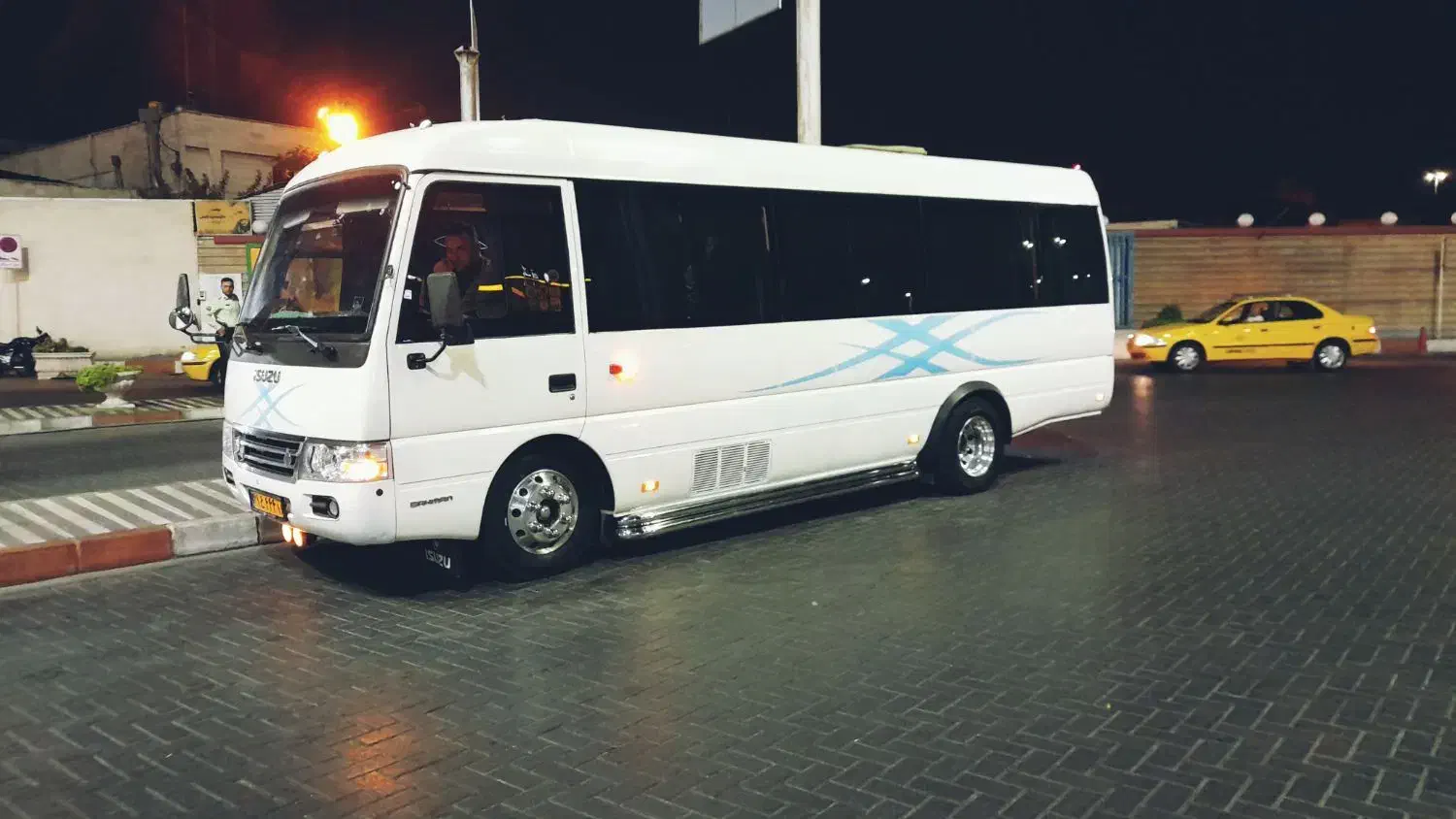 مینی بوس ایسوزو VIPسرویس و دربستی|خدمات حمل و نقل|قم, شهرک قدس|دیوار