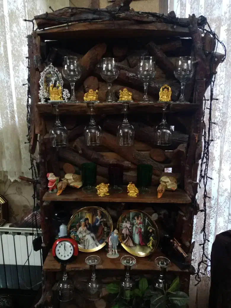 ویترین  کلاسیک  و یک جاکفشی جدا و نمای چوب روی سقف|بوفه، ویترین، کنسول|کرج, مطهری|دیوار