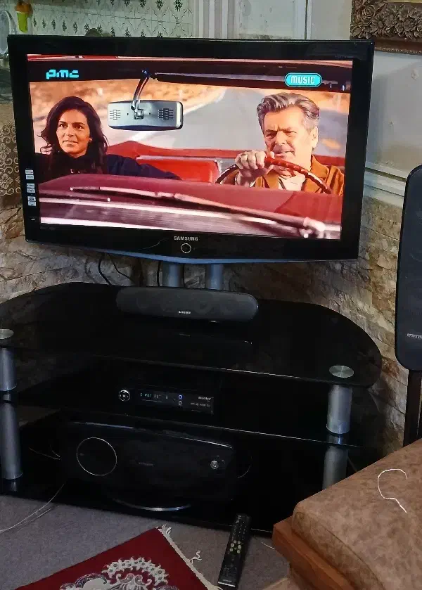 تلویزیون ۴۲ سامسونگ اصل کره با میز و اسپیکر|تلویزیون و پروژکتور|کرج, جهان‌شهر|دیوار
