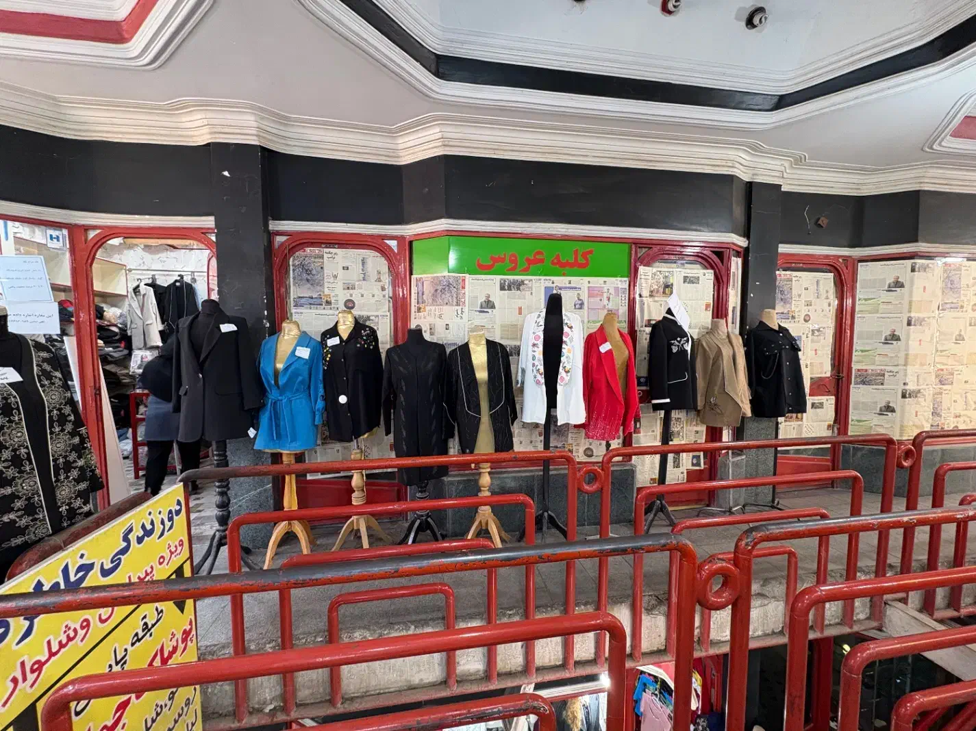 تعداد زیادی مانکن پا و مانتو به علت جمع کردن|لباس|شوشتر, |دیوار