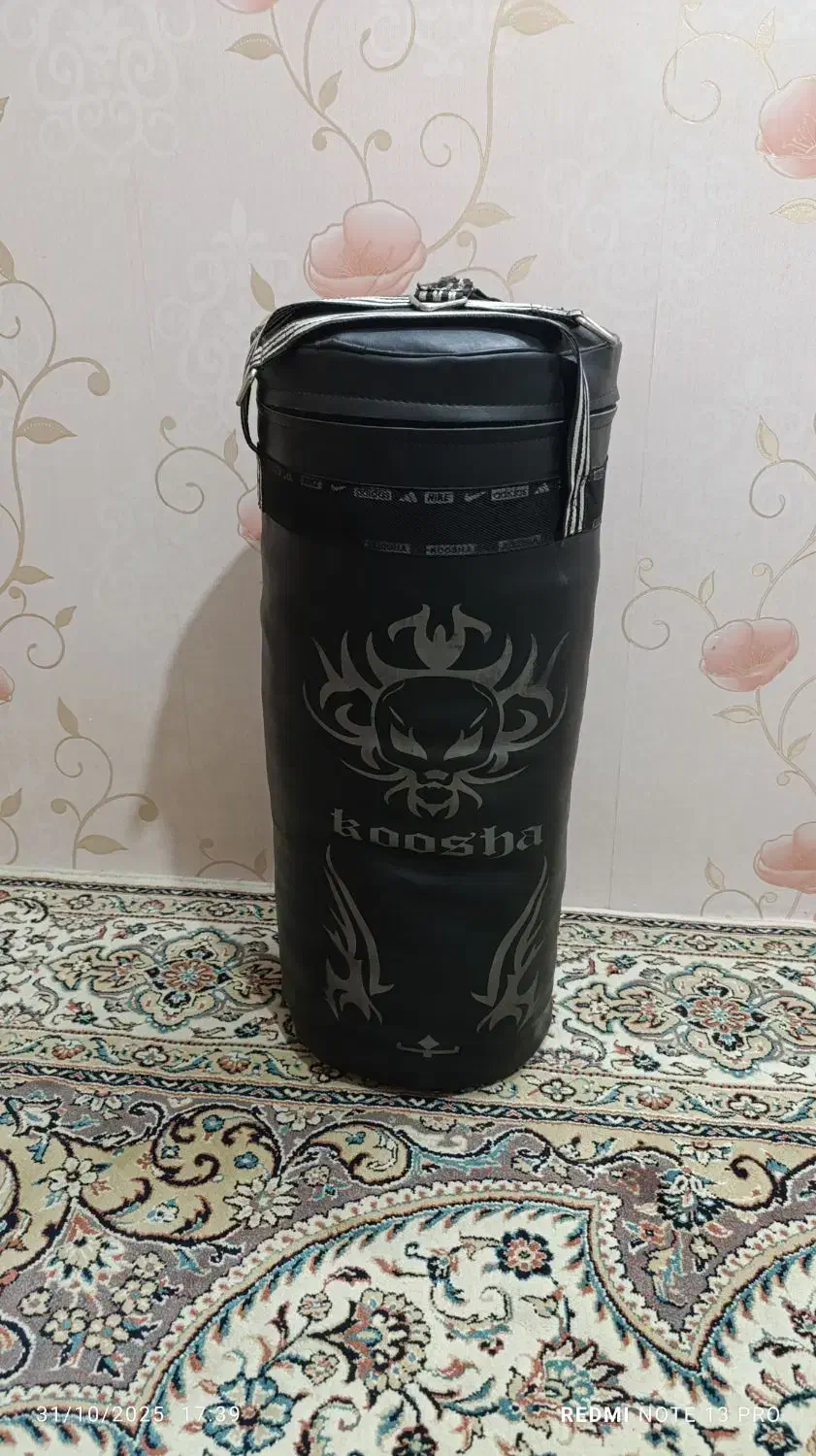 یه عدد کیسه بکس سالم در حد نو و دو جفت دستکش بکس|تجهیزات ورزشی|مشهد, چهارچشمه|دیوار