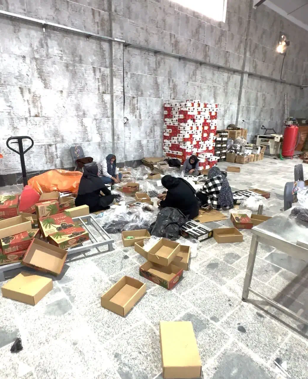 کارگر خرما ظرف کن|استخدام خدمات فروشگاه و رستوران|بم, |دیوار