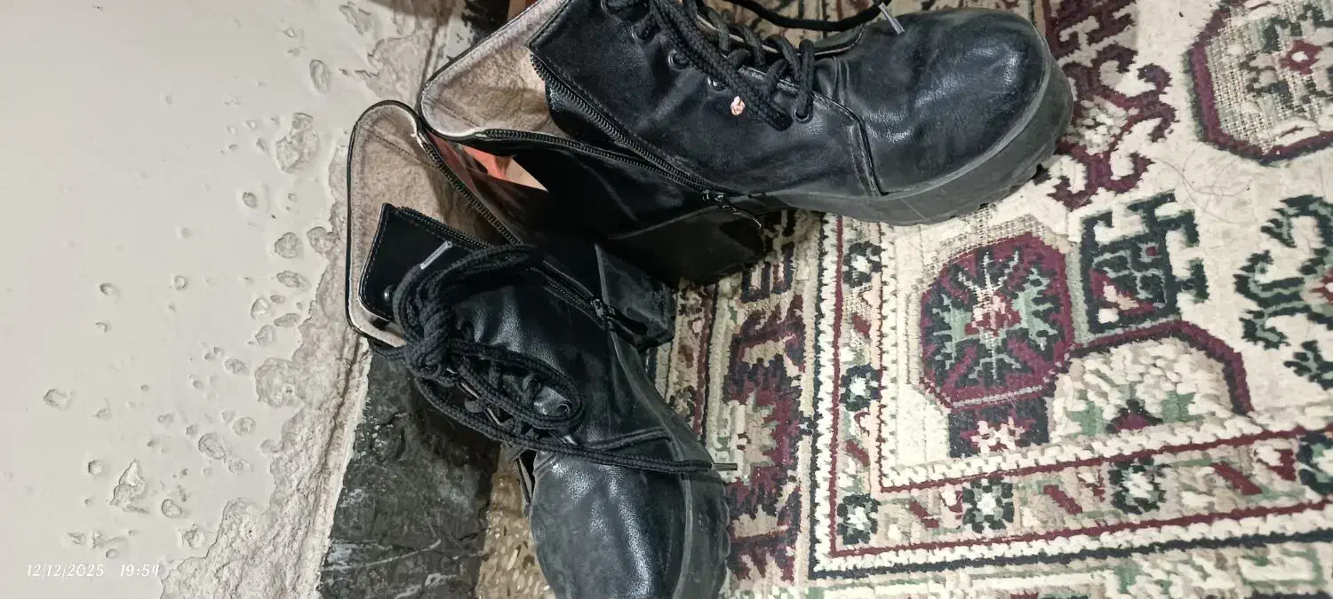 نیم بوت|کیف، کفش، کمربند|شیراز, شیخ علی چوپان|دیوار