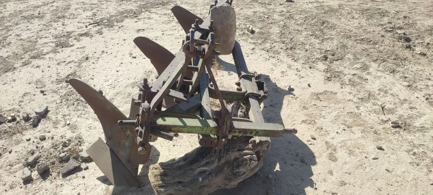 گاوآهن رومانی|ماشینآلات صنعتی|بافت, |دیوار