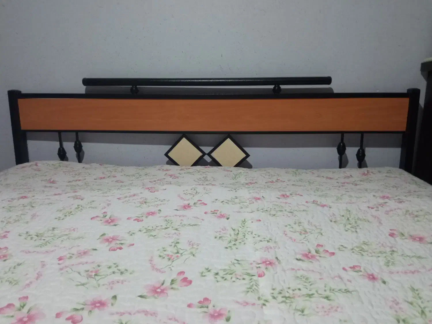 تخت دو نفره فلزی تمیز|تخت و سرویس خواب|قوچان, |دیوار