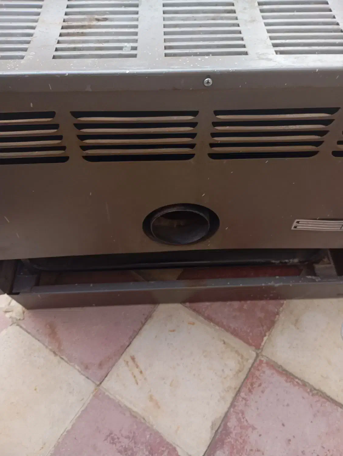 بخاری مبلی اونیورسال قدیمی سالم|بخاری، هیتر، شومینه|مرودشت, استادیوم‎|دیوار