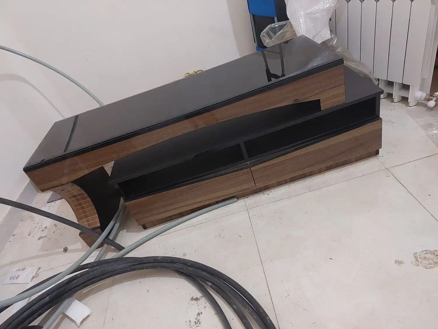 میز تی وی|میز تلویزیون|رشت, امین الضرب|دیوار