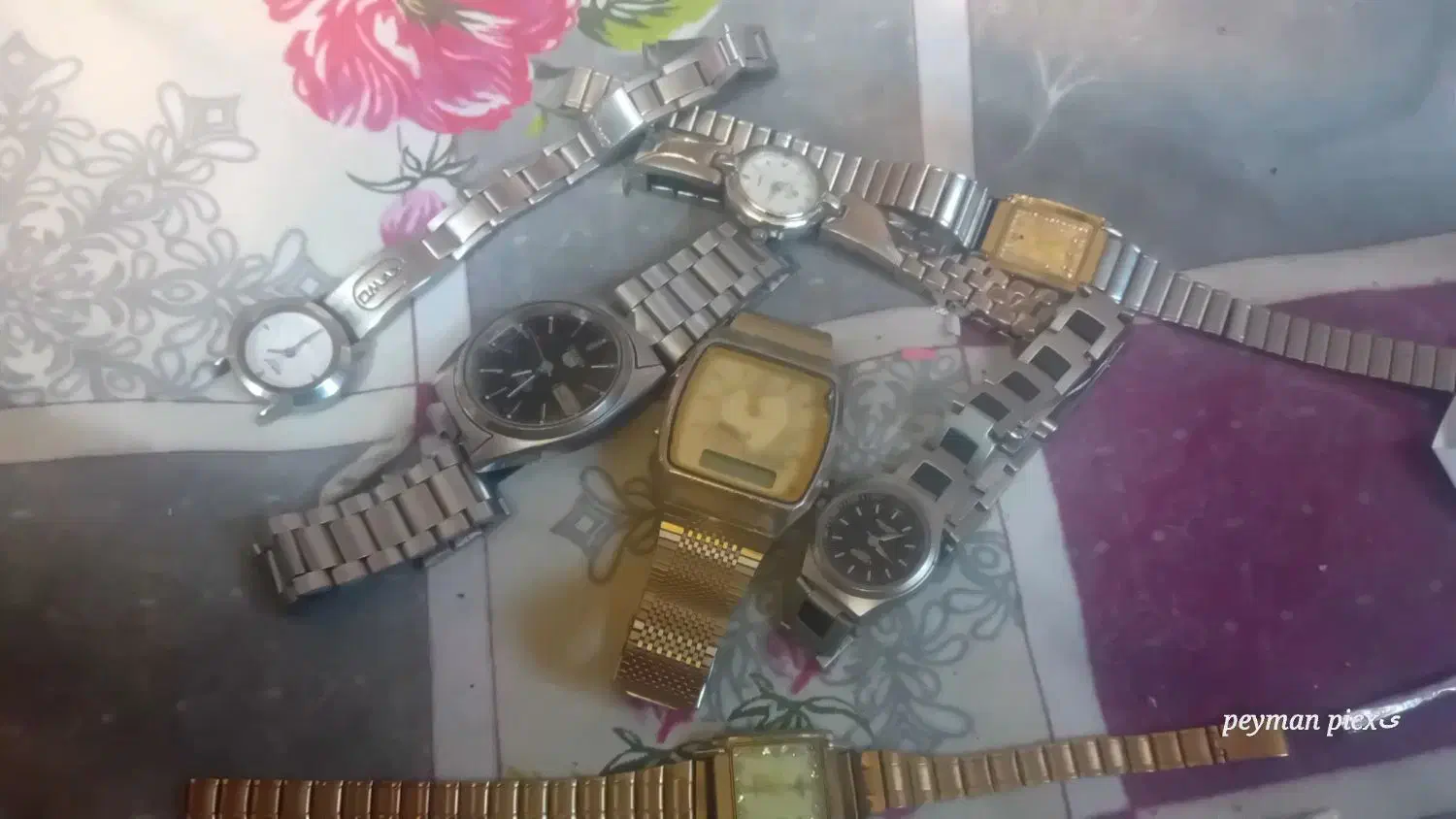 تعدادی ساعت عطیقه|ساعت|اصفهان, شهید رجایی|دیوار