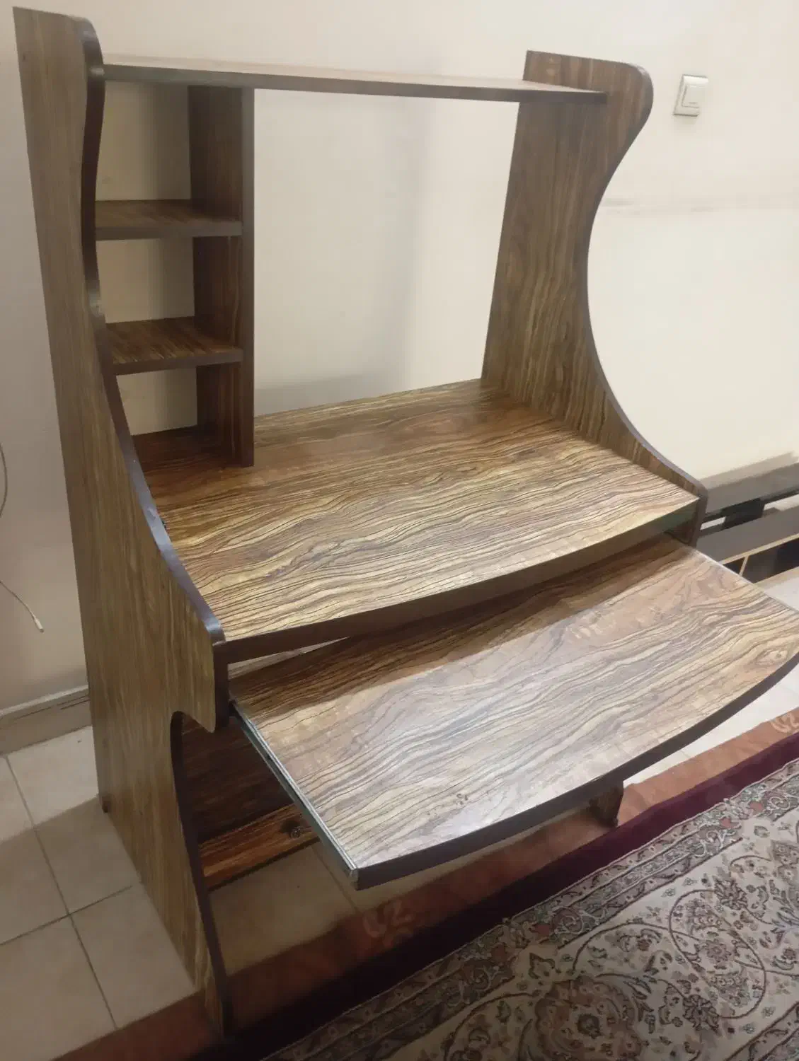 میز کامپیوتر|میز تحریر و کامپیوتر|رباط‌کریم, رباط‌کریم|دیوار