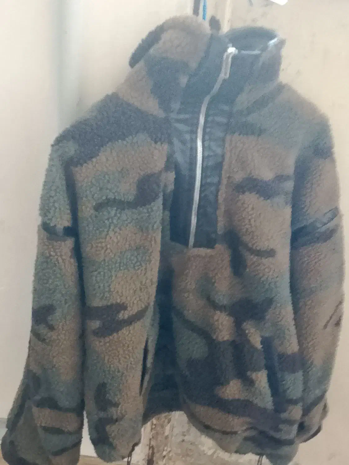 جاکت کاملا نو|لباس|اندیشه, اندیشه فاز ۱|دیوار