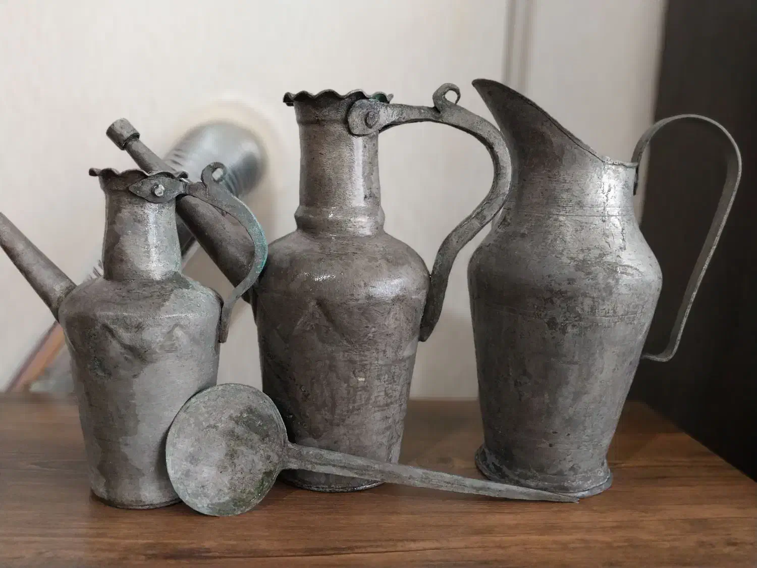 عتیقه مسی ، پارچ و آفتابه|کلکسیون اشیاء عتیقه|رشت, چله خانه|دیوار