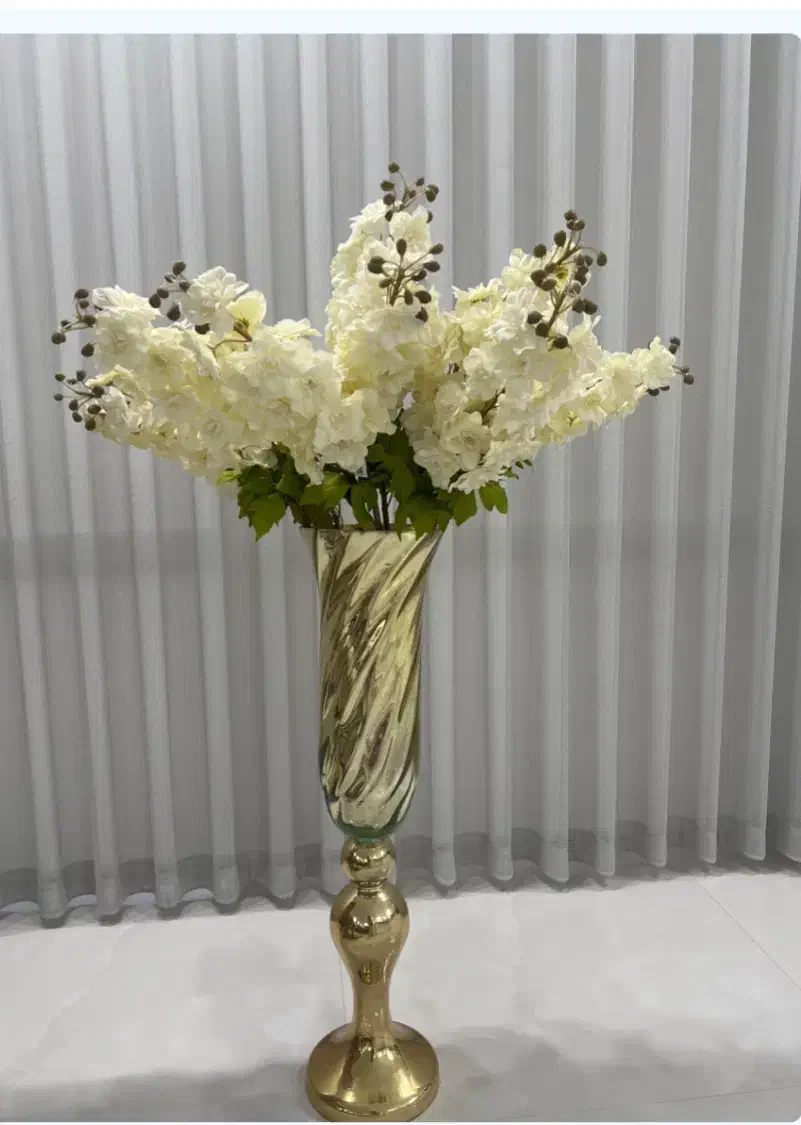 گلدان بزرگ طلایی و ۹شاخه گل مصنوعی|گل مصنوعی|نیشابور, شهرک فرهنگیان|دیوار