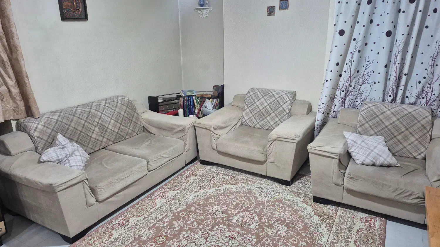 مبل ۴ نفره کرم رنگ به همراه میز وسط و گوشه|مبلمان خانگی و میز عسلی|تهران, مجیدیه|دیوار