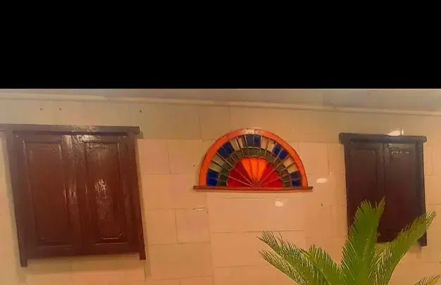 پنجره قدیمی و سر در|کلکسیون اشیاء عتیقه|بوشهر, |دیوار