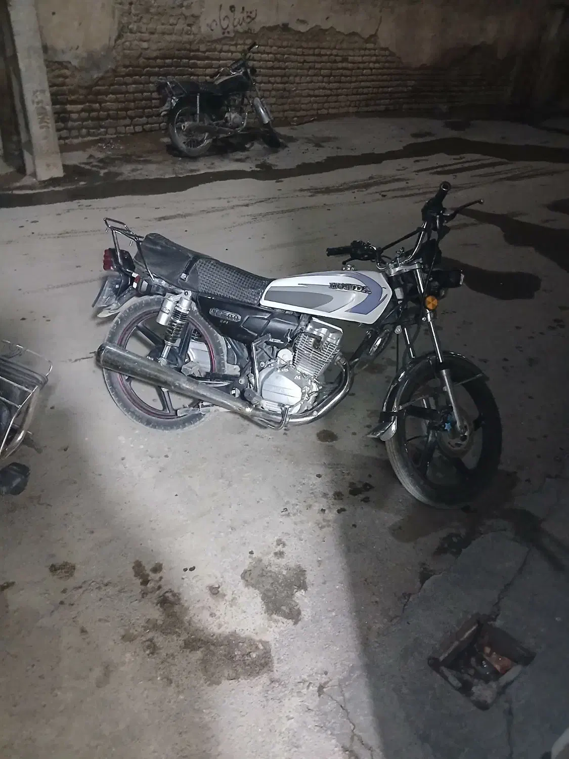 ۲۰۰ برمودا|موتورسیکلت|اشترینان, |دیوار