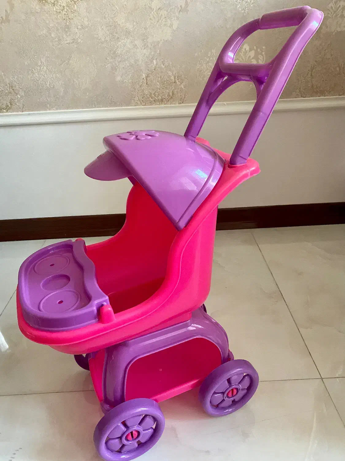 کالسکه عروسک و جرثقیل|اسباب‌بازی بچه|قم, باجک یک|دیوار