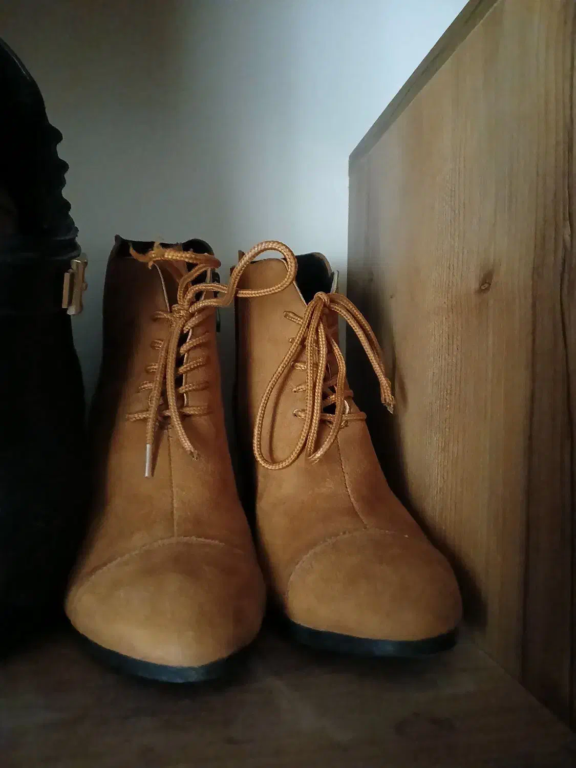 در حد نو و نو|کیف، کفش، کمربند|گلبهار, شهر جدید گلبهار|دیوار