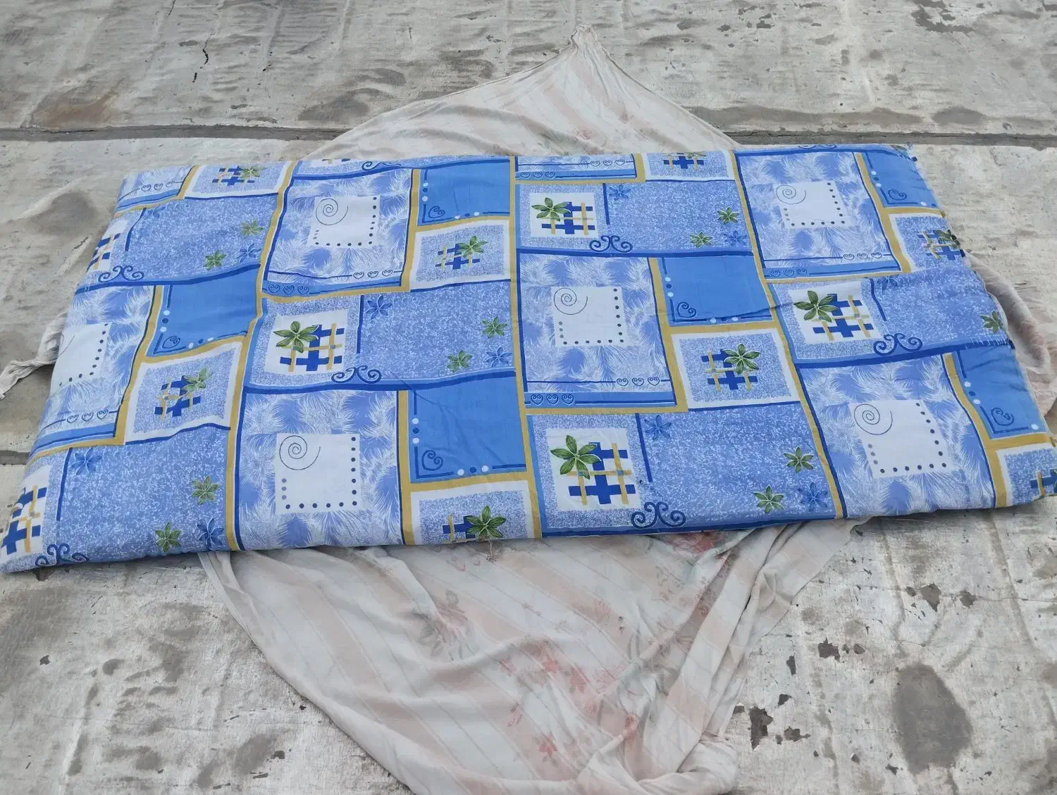 تشک خواب.|رختخواب، بالش، پتو|قم, سالاریه|دیوار