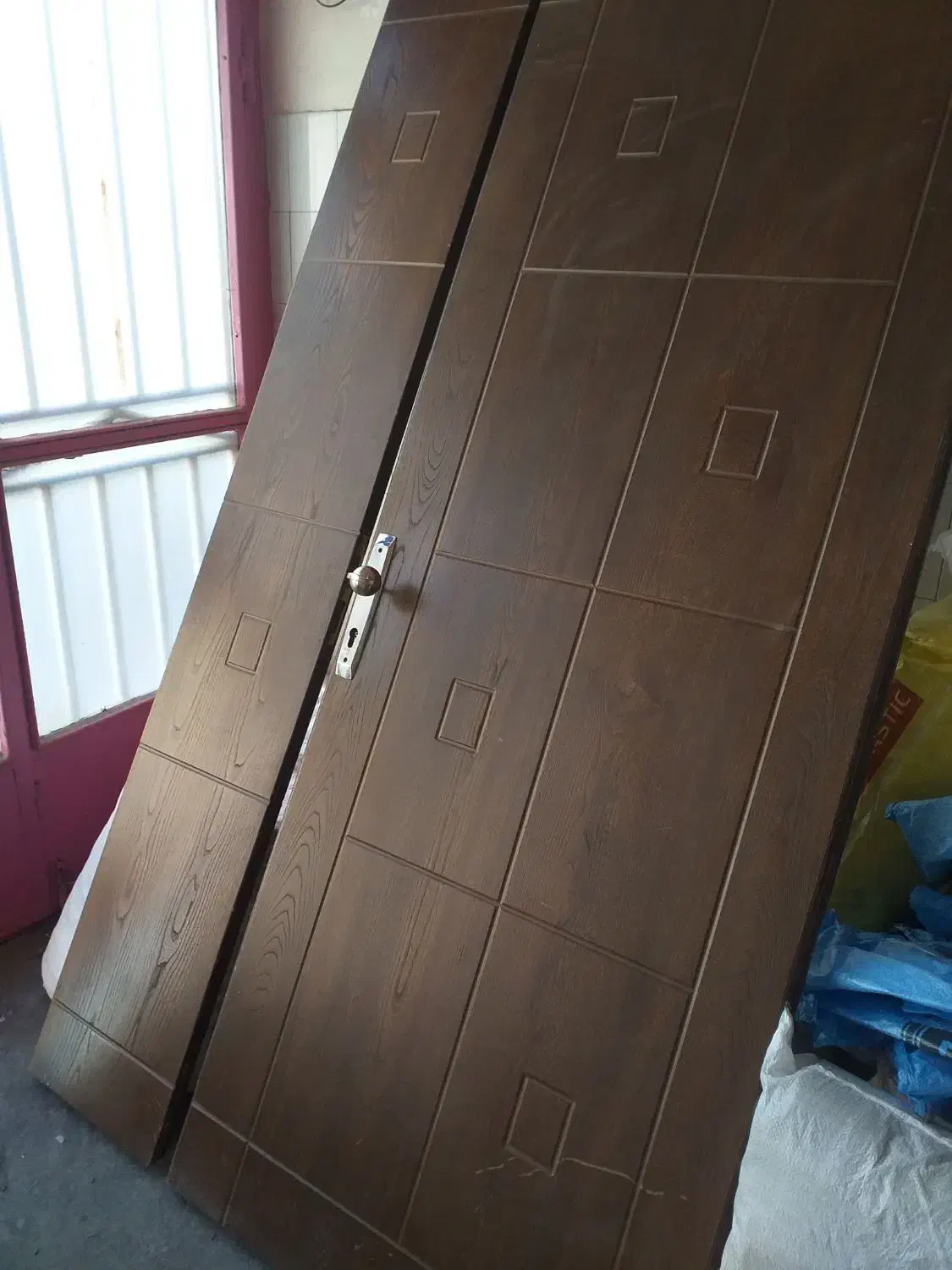 درب چوبی در حد نو با قفل و دستگیره|مصالح و تجهیزات ساختمان|اصفهان, محمودیه|دیوار