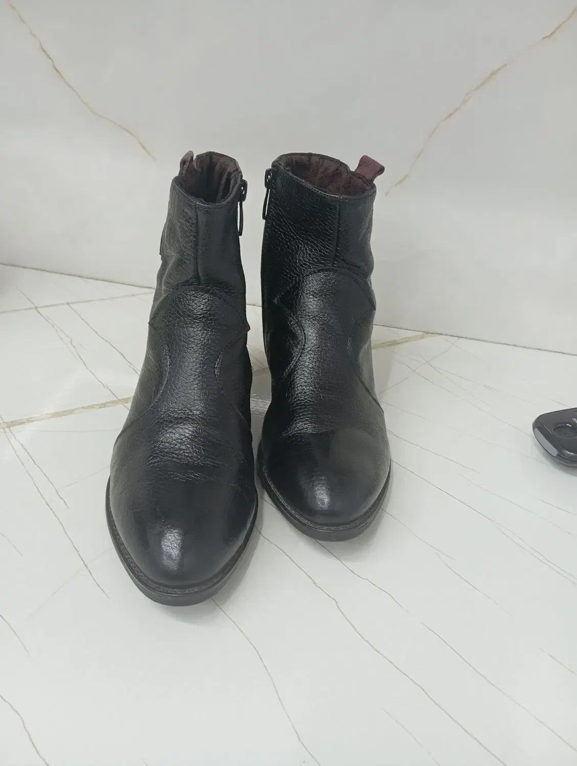 پوتین نو نو|کیف، کفش، کمربند|میانه, |دیوار