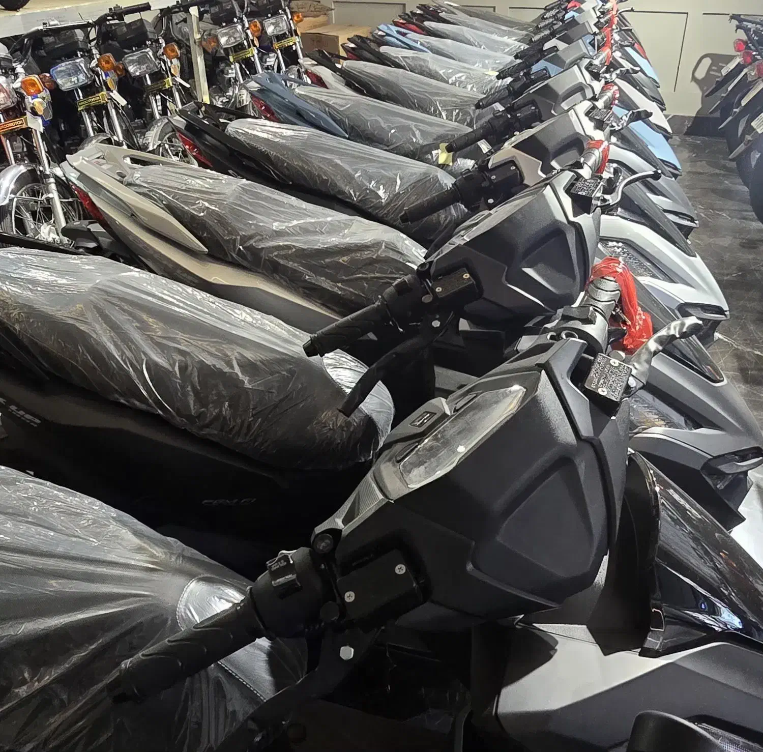 کلیک واریو ۱۸۰ کبیر۱۴۰۴ زیر قیمت نمایندگی و بازار|موتورسیکلت|تهران, دروازه شمیران|دیوار