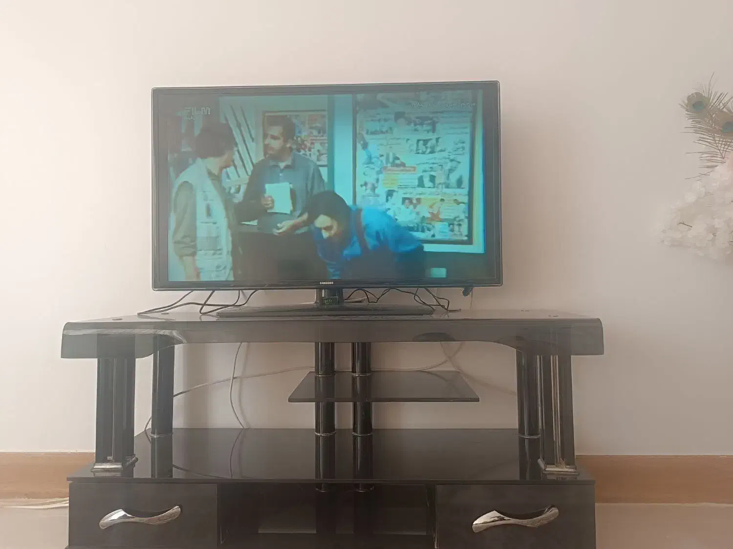 تلوزیون سامسونگ با میز|تلویزیون و پروژکتور|خلیل آباد, |دیوار