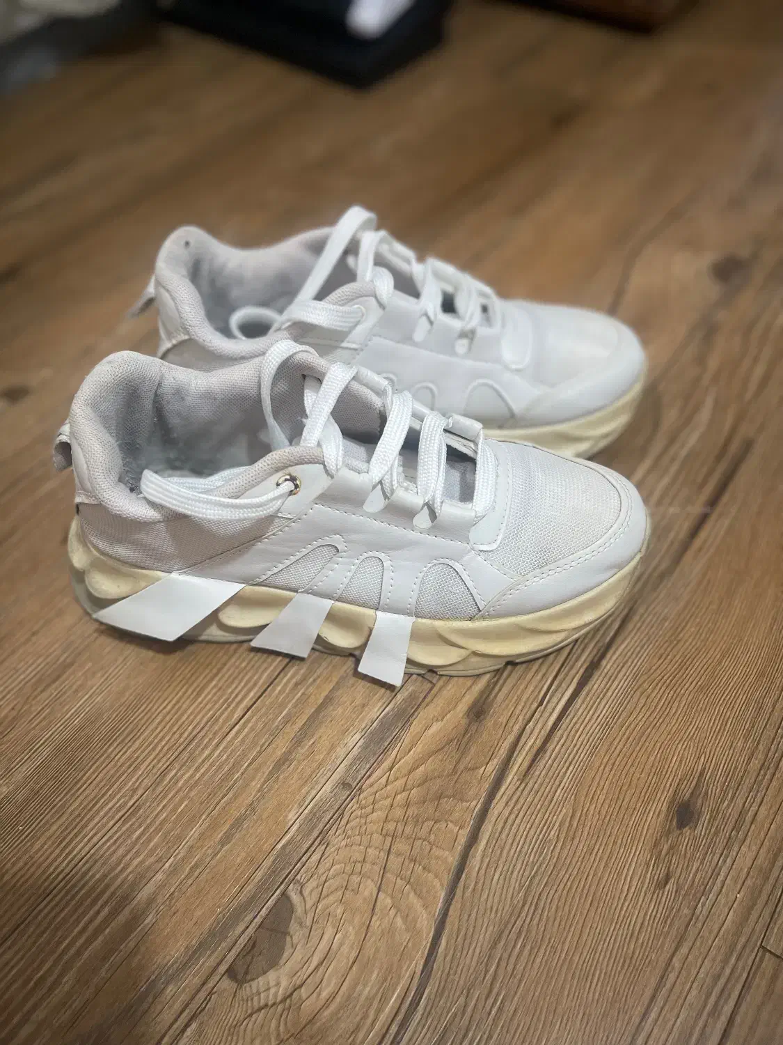 کتونی سفید|کیف، کفش، کمربند|ساری, |دیوار