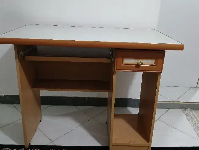 میز تحریر یا کامپیوتر|میز تحریر و کامپیوتر|ماسال, |دیوار