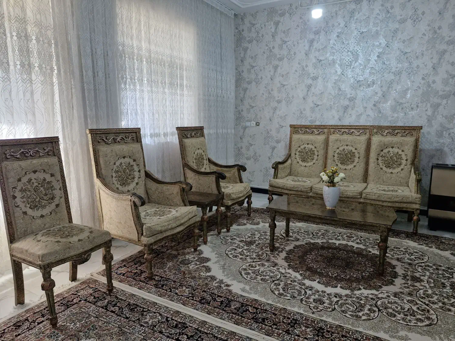 مبلمان کلاسیک ۹نفره بدون هیچ عیب و نقصی|مبلمان خانگی و میز عسلی|تاکستان, |دیوار