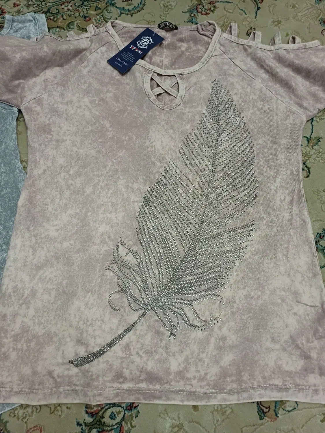 بلوز زنانه|لباس|ری, علایین|دیوار