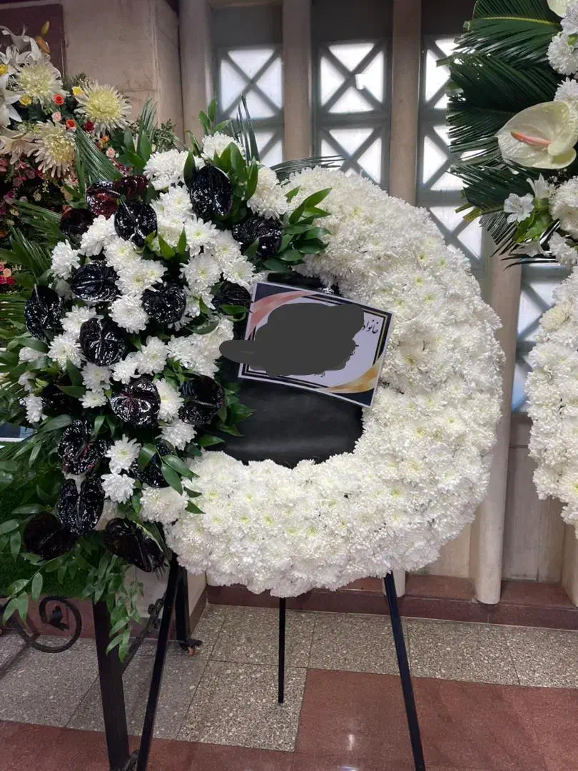 تاج گل ترحیم آماده|گل و گیاه طبیعی|ری, علایین|دیوار