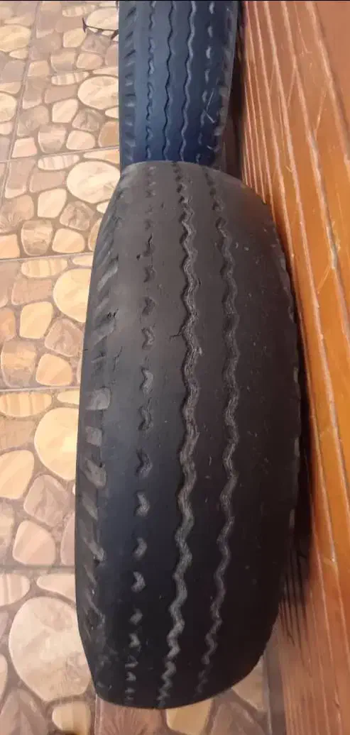 لاستیک جلو نیسان|قطعات یدکی و لوازم جانبی|شاهین‌شهر, شهرک گلدیس|دیوار