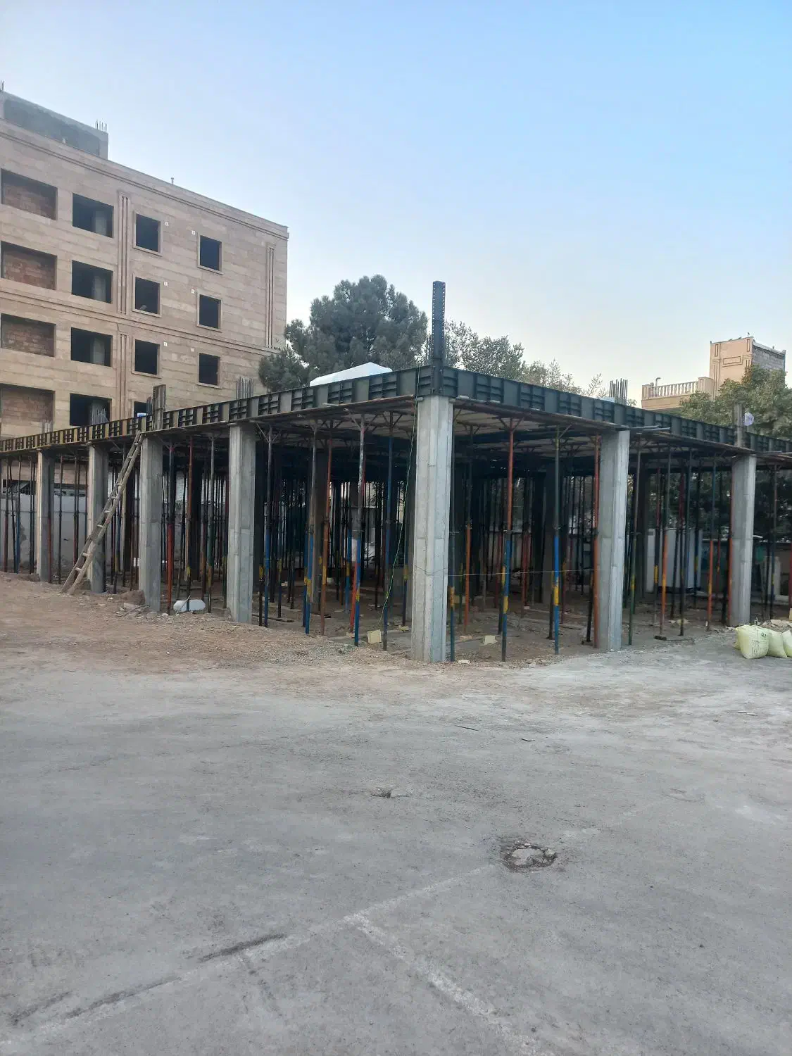 اجرای فونداسیون و سوله و سقف بتنی و فلزی و استخر|خدمات پیشه و مهارت|باقرشهر, |دیوار